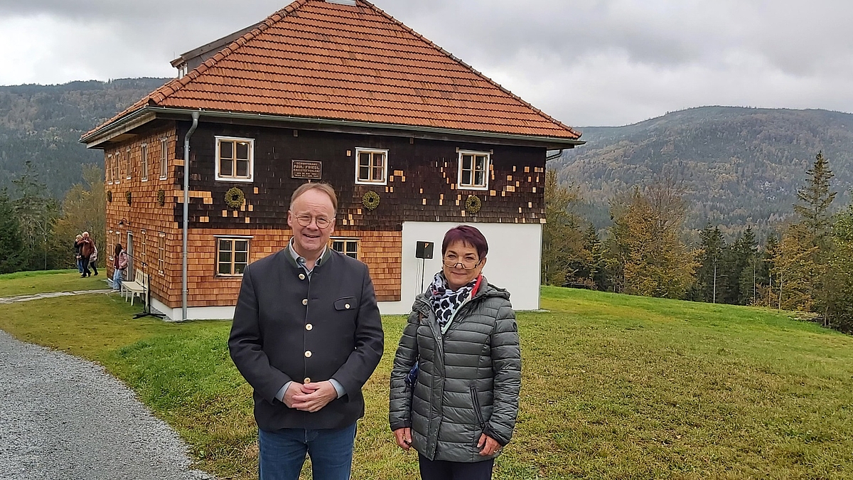 Urban Mangold und Renate Ruhland vor dem Paul-Friedl-Haus